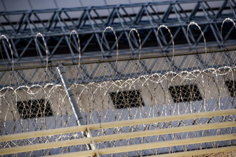 AMNISTIA DENUNCIA CONDIÇÕES “CRUÉIS E ILEGAIS” DE CENTRO NOS EUA COM QUASE 2.000 CRIANÇAS DETIDAS