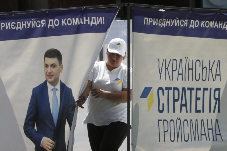 SONDAGENS À BOCA DAS URNAS DÃO VITÓRIA AO PARTIDO DO PRESIDENTE UCRANIANO ZELENSKY