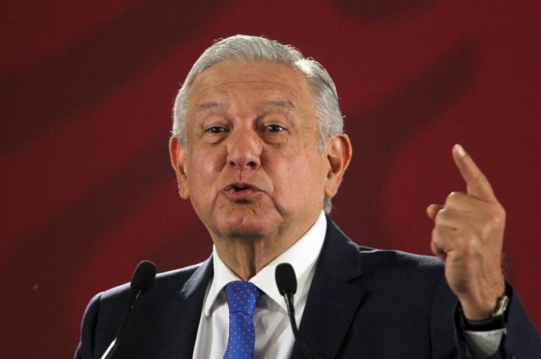 PRESIDENTE DO MÉXICO ASSINA PERANTE NOTÁRIO COMPROMISSO DE NÃO SE RECANDIDATAR