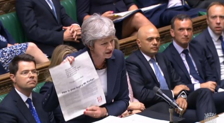 ENTRE ELOGIOS E CRÍTICAS, PM THERESA MAY DESAFIA JEREMY CORBYN A DEMITIR-SE