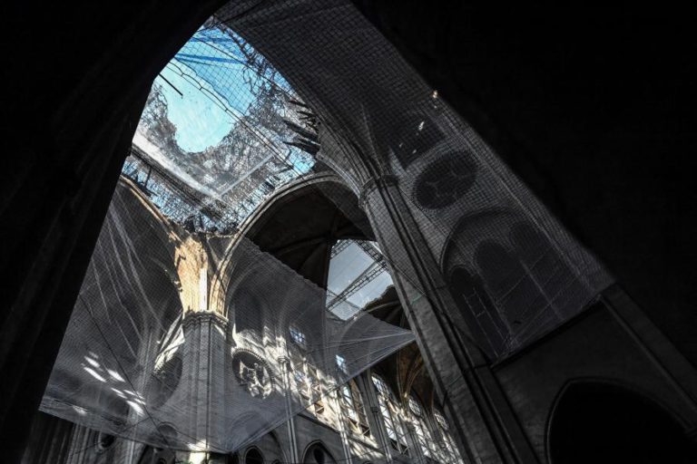 ONDA DE CALOR NA EUROPA AMEAÇA ESTRUTURA DA CATEDRAL DE NOTRE DAME