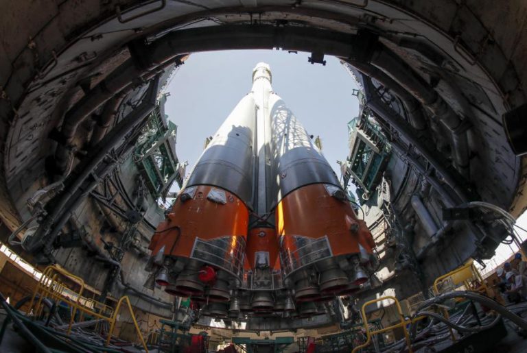 NAVE RUSSA SOYUZ DESCOLA DO CAZAQUISTÃO RUMO À ESTAÇÃO ESPACIAL INTERNACIONAL