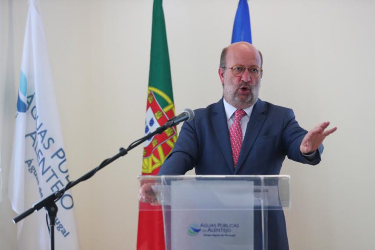 MINISTRO DO AMBIENTE DIZ ACREDITAR EM ACORDO PARA EVITAR GREVE DE MOTORISTAS