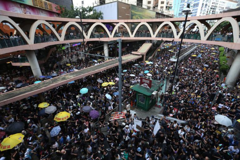DEZENAS DE MILHARES DE MANIFESTANTES NAS RUAS DE HONG KONG