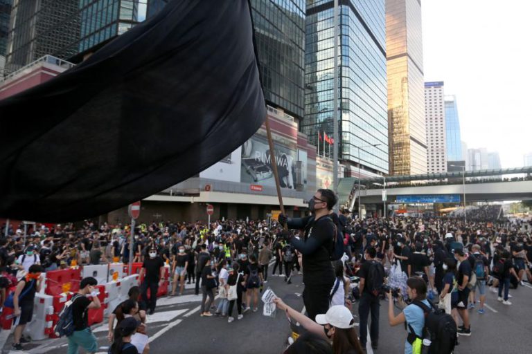 QUASE MEIO MILHÃO DE PESSOAS EM PROTESTO NAS RUAS DE HONG KONG, SEGUNDO ORGANIZAÇÃO