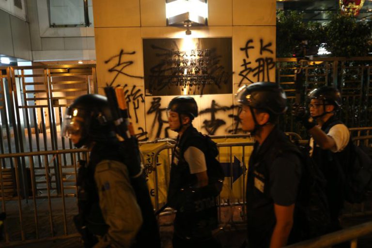 POLÍCIA DE HONG KONG AVISA QUE VAI AGIR SOBRE MANIFESTANTES “DEVIDO À ESCALADA DE VIOLÊNCIA”