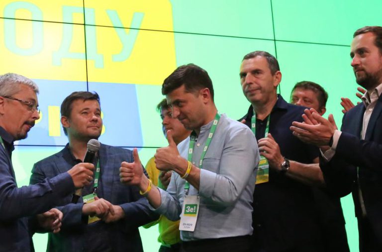 ZELENSKY CONQUISTA A MAIORIA ABSOLUTA NO PARLAMENTO UCRANIANO