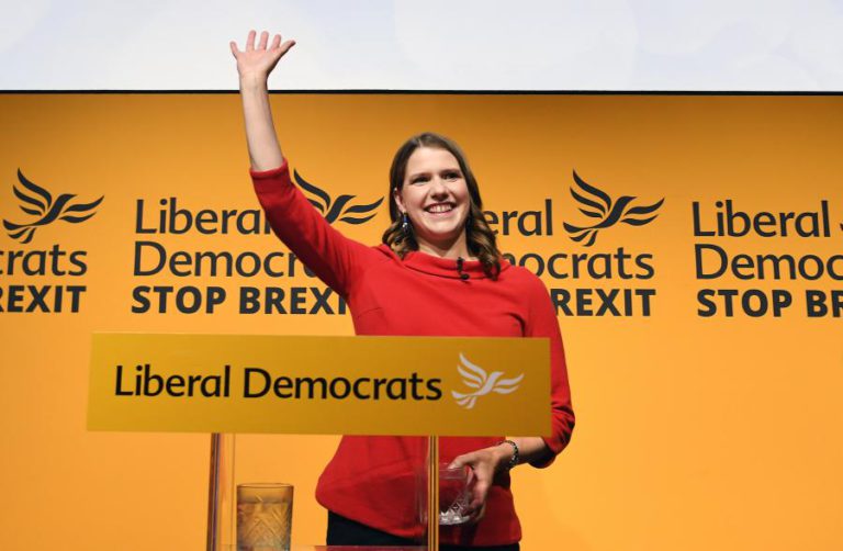 ESCOCESA JO SWINSON ELEITA LÍDER DOS LIBERAIS DEMOCRATAS