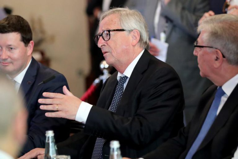 JUNCKER FELICITA BORIS JOHNSON E DIZ-SE PRONTO PARA TRABALHAR “DA MELHOR MANEIRA”