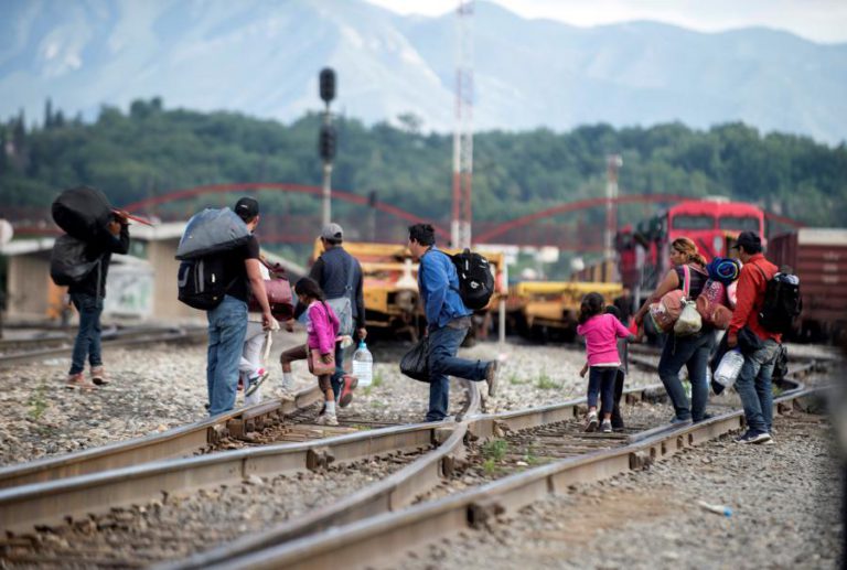 MAIS DE 900 CRIANÇAS MIGRANTES CONTINUAM SEPARADAS PELAS AUTORIDADES DOS EUA