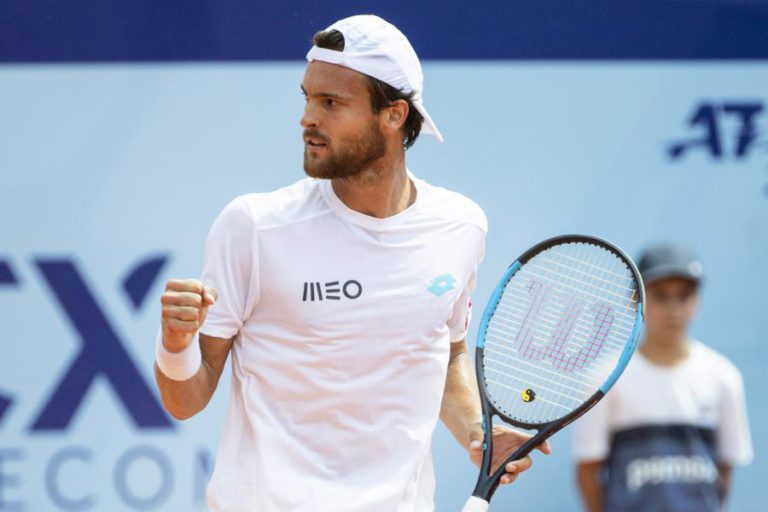 TENISTA PORTUGUÊS JOÃO SOUSA SOBE SETE LUGARES E É 42.º NO ‘RANKING’ MUNDIAL