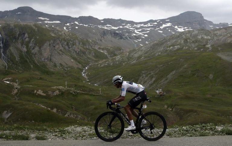 EGAN BERNAL É O NOVO LÍDER, EM ETAPA SEM VENCEDOR E COM PARTE FINAL ANULADA