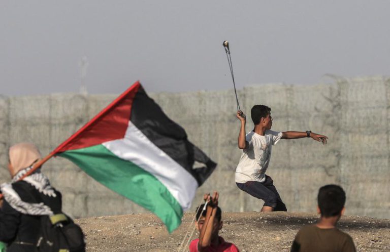 MORRE PALESTINIANO ATINGIDO A TIRO DURANTE PROTESTO NA FRONTEIRA GAZA-ISRAEL