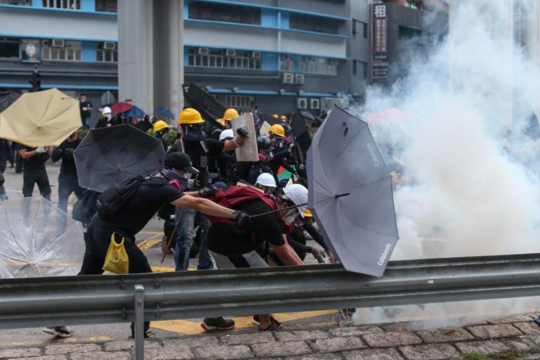 POLÍCIA DE HONG KONG LANÇA GÁS LACRIMOGÉNEO PARA DISPERSAR MANIFESTANTES
