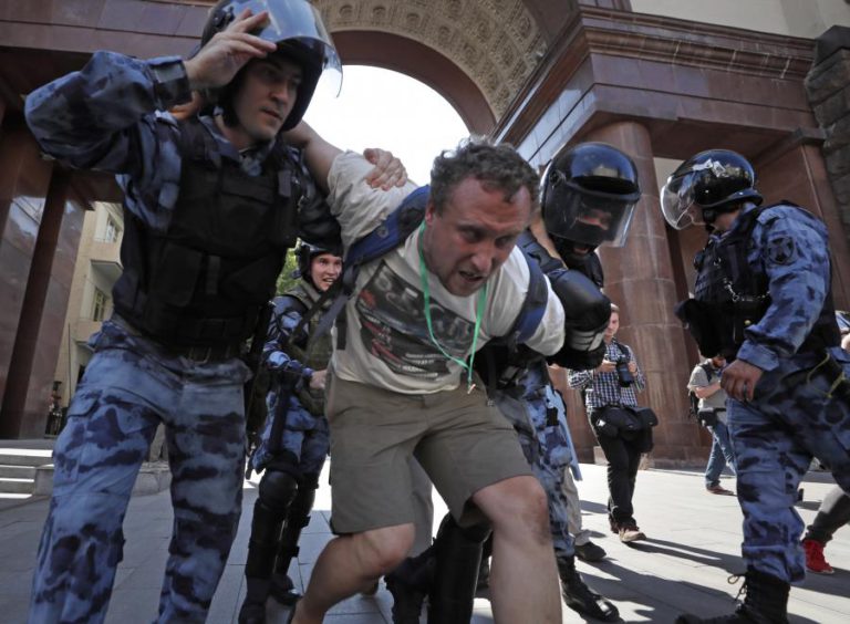 MAIS DE 500 PESSOAS DETIDAS PELA POLÍCIA DE MOSCOVO EM PROTESTO NÃO AUTORIZADO