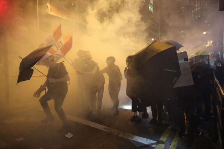 POLÍCIA DE HONG KONG LANÇA GÁS LACRIMOGÉNEO SOBRE MANIFESTANTES
