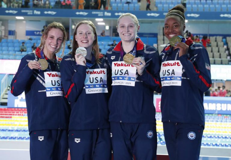 DOIS RECORDES DO MUNDO E TÍTULO PARA OS EUA EM 4X100 ESTILOS FEMININOS