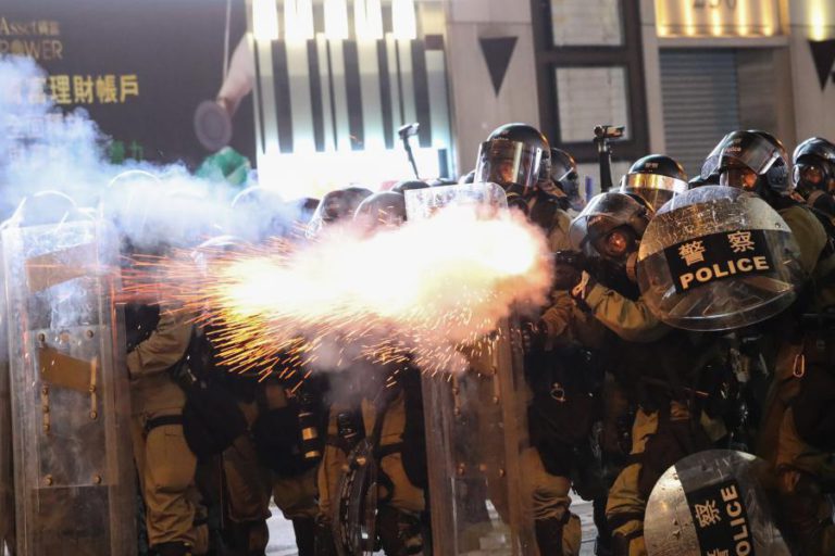 NOVOS CONFRONTOS ENTRE MANIFESTANTES E POLÍCIA EM HONG KONG