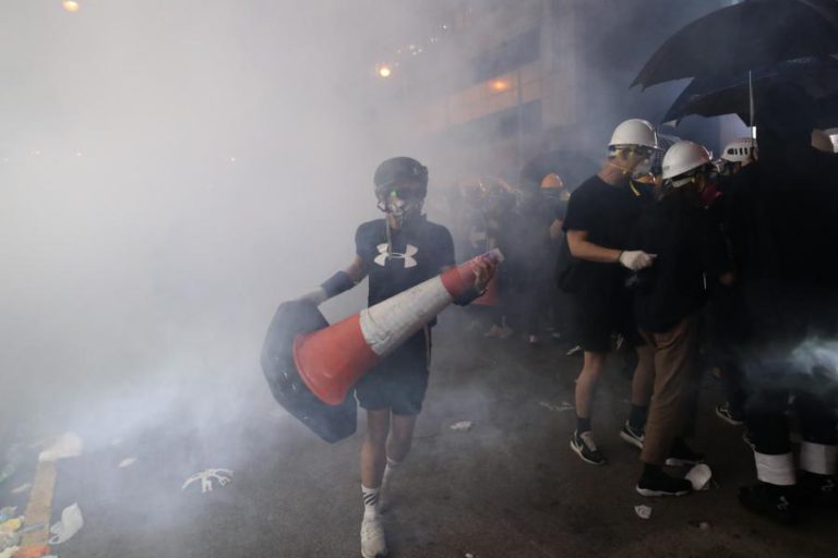 PELO MENOS 49 DETIDOS NO SEGUNDO DIA CONSECUTIVO DE CONFRONTOS EM HONG KONG