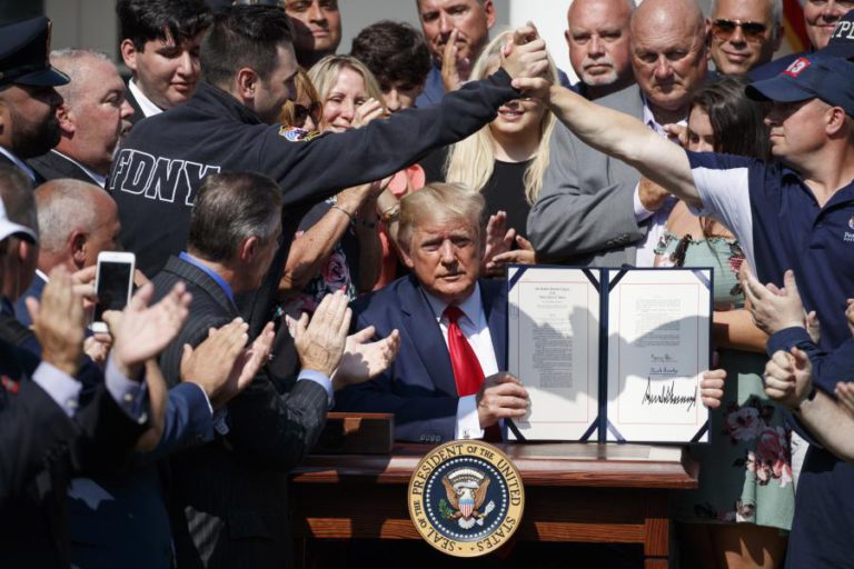 TRUMP PROMULGA LEI QUE GARANTE FUNDO VITALÍCIO PARA VÍTIMAS DOS ATENTADOS DO 11 DE SETEMBRO