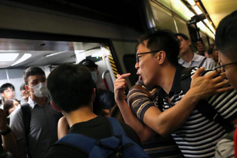 AÇÃO DE PROTESTO AFETA CIRCULAÇÃO DO METRO DE HONG KONG