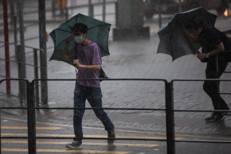 IÇADO SINAL 8 DE TEMPESTADE TROPICAL EM MACAU COM APROXIMAÇÃO DO CICLONE WIPHA