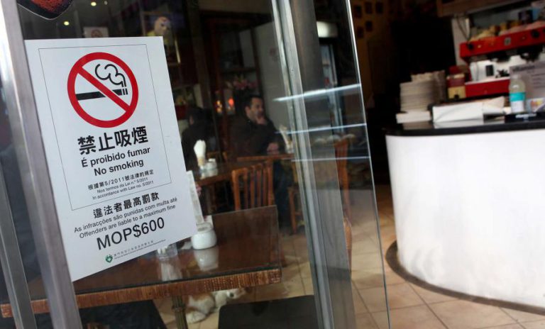 MAIS DE 3.300 ACUSAÇÕES EM MACAU POR CONSUMO DE TABACO EM LOCAIS PROIBIDOS ATÉ JULHO