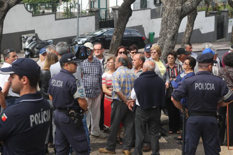 LESADOS DO BES ULTRAPASSAM 100 PROTESTOS E DIZEM QUE SÓ PARAM APÓS REEMBOLSO TOTAL