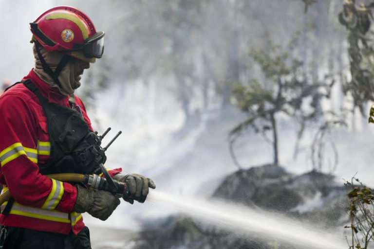 CERCA DE 140 OPERACIONAIS COMBATEM FOGO QUE DEFLAGROU EM ALFÂNDEGA DA FÉ