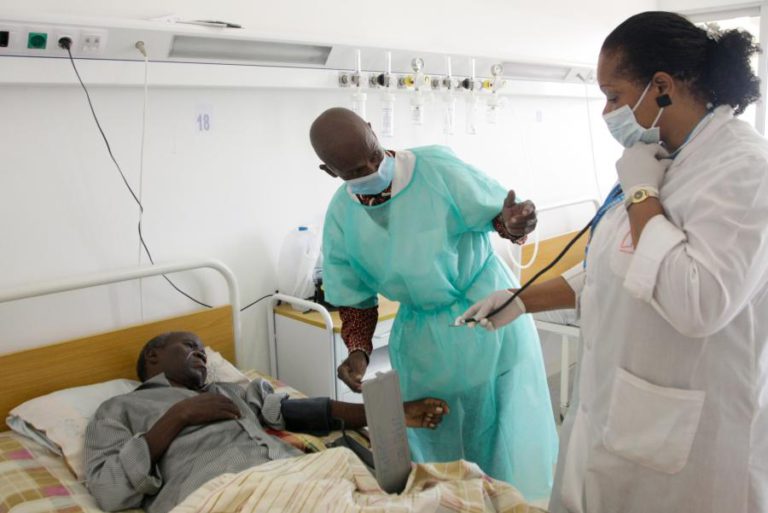 SINDICATO QUESTIONA CONTRATAÇÃO NO ESTRANGEIRO COM MÉDICOS ANGOLANOS DESEMPREGADOS