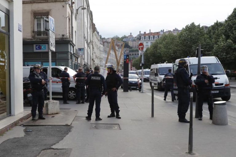 ESFAQUEAMENTO EM ESTAÇÃO DE METRO DE LYON FAZ UM MORTO E NOVE FERIDOS