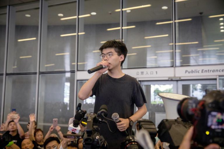 ATIVISTA PRÓ-DEMOCRACIA JOSHUA WONG DETIDO PELA POLÍCIA DE HONG KONG