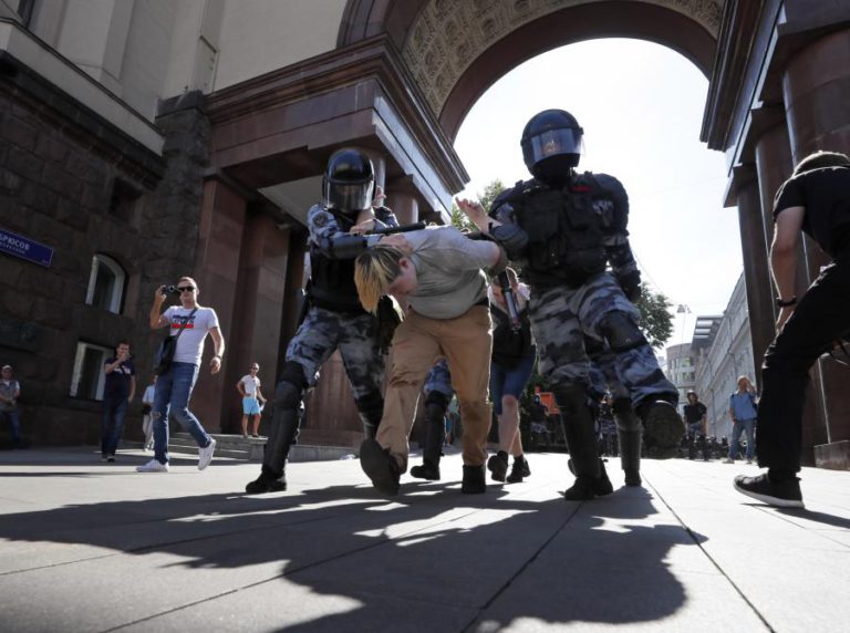 TOTAL DE DETIDOS EM MANIFESTAÇÃO NÃO AUTORIZADA EM MOSCOVO AUMENTOU PARA PELO MENOS 600