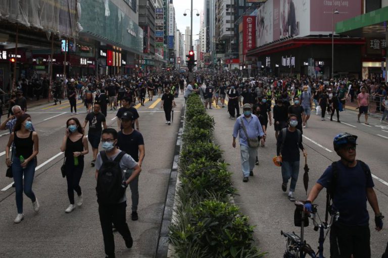 MANIFESTANTES EM HONG KONG IGNORAM POLÍCIA E PASSAM LIMITE PARA FIM DO PROTESTO