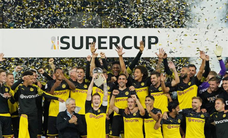 DORTMUND BATE BAYERN COM AJUDA DE RAPHAEL GUERREIRO E CONQUISTA SUPERTAÇA ALEMÃ