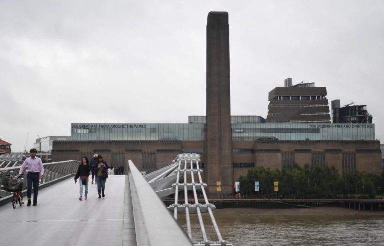 CRIANÇA EMPURRADA DA TATE MODERN COM FRATURAS NA COLUNA E HEMORRAGIA CEREBRAL