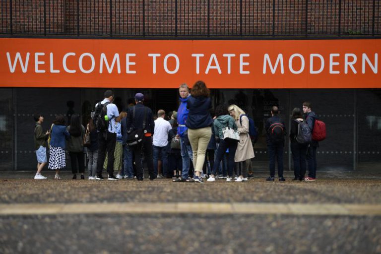 JOVEM QUE EMPURROU CRIANÇA DA TATE MODERN ACUSADO DE TENTATIVA DE HOMICÍDIO