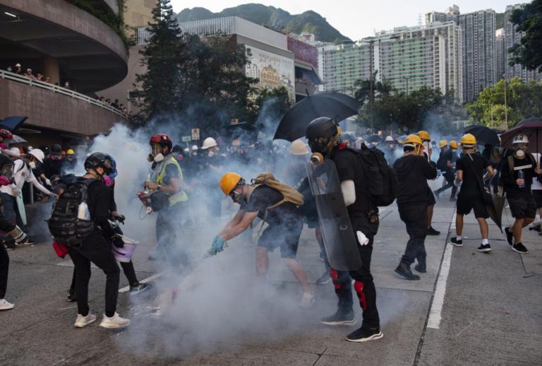 ATIVISTAS PRÓ-DEMOCRACIA CONTINUAM ESTE FIM DE SEMANA PROTESTOS EM HONG KONG