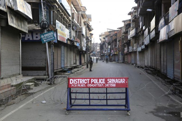 MANIFESTANTE MORRE AO SER PERSEGUIDO POR POLÍCIA NA CAXEMIRA INDIANA