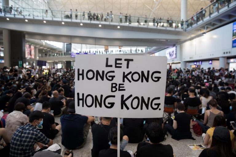 CENTENAS DE MANIFESTANTES CONCENTRAM-SE NO AEROPORTO DE HONG KONG