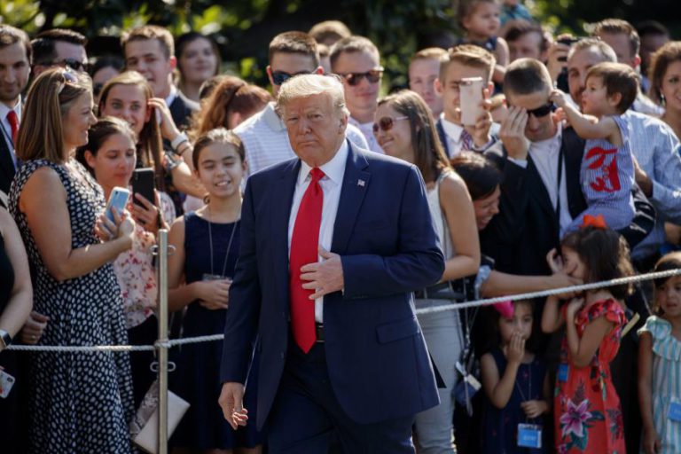 TRUMP RECOMENDA A XI JINPING QUE SE REÚNA “PESSOALMENTE” COM MANIFESTANTES DE HONG KONG