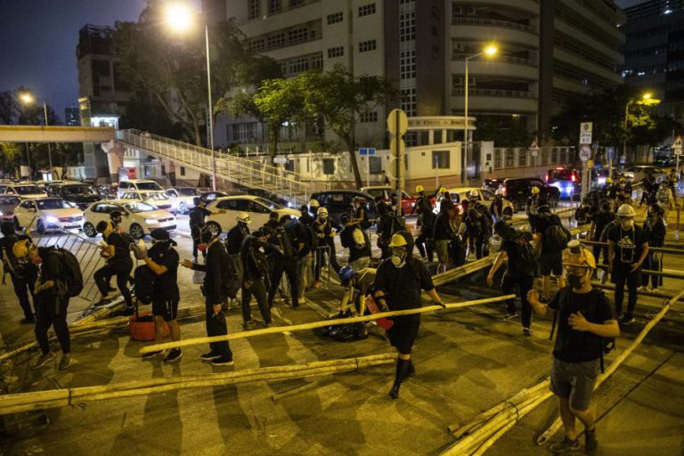 MAIS 16 DETIDOS APÓS CONFRONTOS ENTRE POLÍCIA E MANIFESTANTES EM HONG KONG