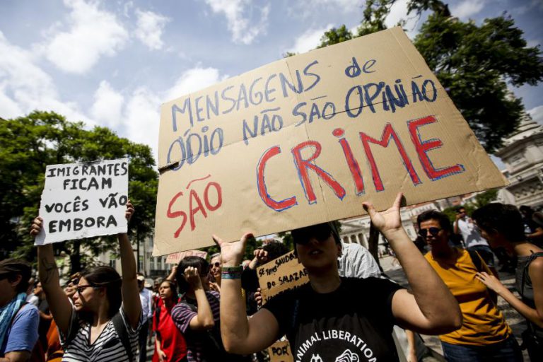 CENTENAS DE PESSOAS JUNTAM-SE EM LISBOA PARA LEMBRAR QUE RACISMO É CRIME, NÃO OPINIÃO