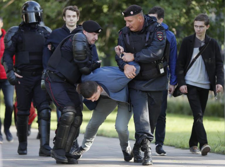 VÁRIAS DEZENAS DE MANIFESTANTES DETIDOS EM MOSCOVO