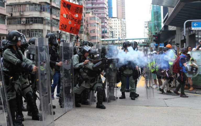 POLÍCIA VOLTA A LANÇAR GRANADAS DE GÁS LACRIMOGÉNEO PARA DISPERSAR MANIFESTANTES EM HONG KONG