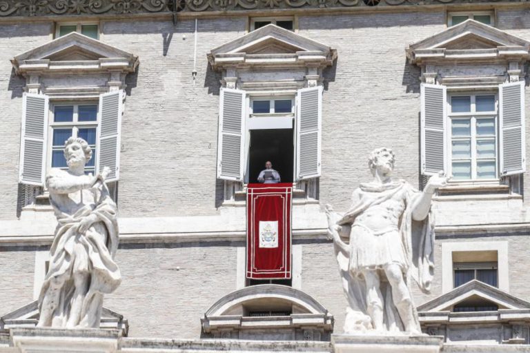 PAPA AFIRMA QUE GUERRAS E TERRORISMO SÃO PERDAS GRAVES PARA A HUMANIDADE