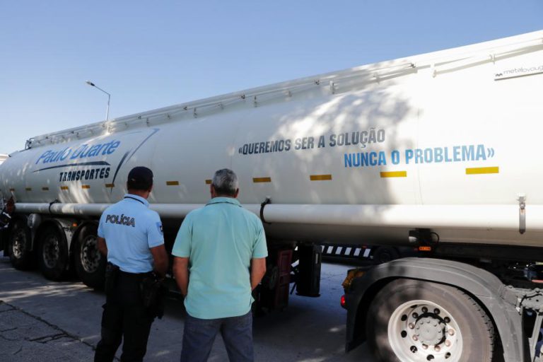 MOTORISTAS: 30% DOS POSTOS DA AUCHAN ESTÃO FECHADOS MAS DEVEM REABRIR ATÉ FINAL DO DIA