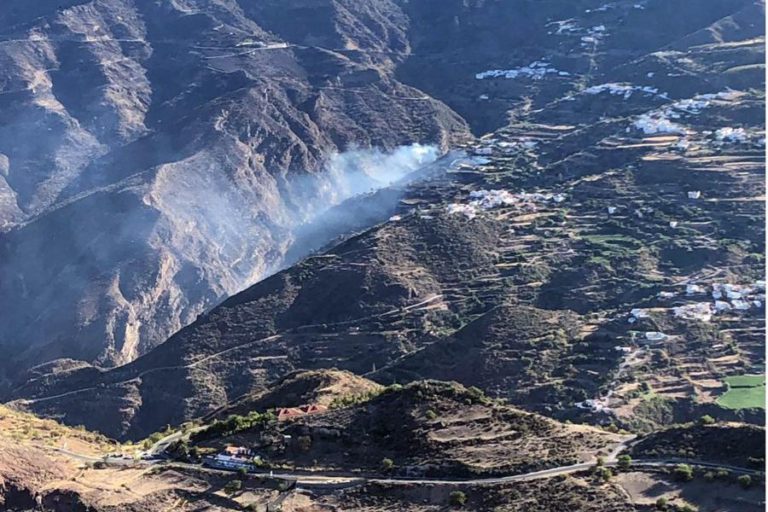 INCÊNDIOS NAS CANÁRIAS FIZERAM 25 DESALOJADOS MAS BAIXA DE INTENSIDADE