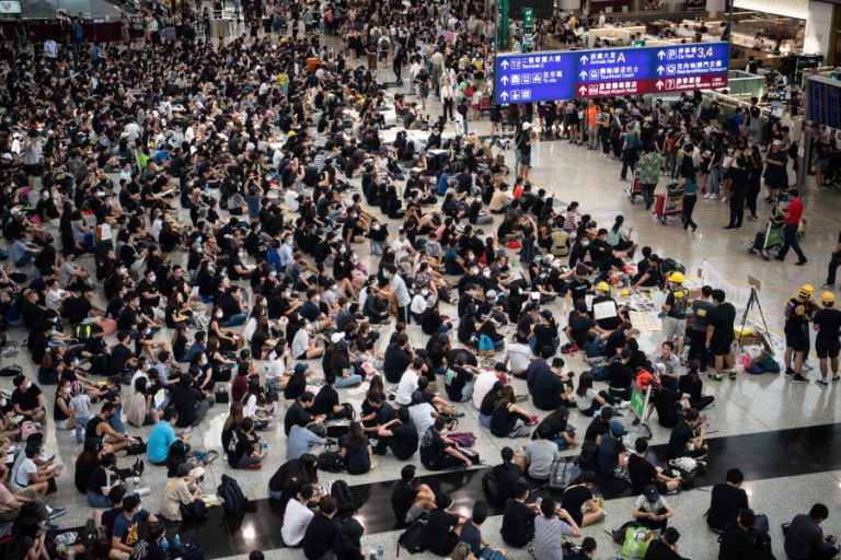 AUTORIDADES AEROPORTUÁRIAS CANCELAM PARTIDAS DO AEROPORTO INTERNACIONAL HONG KONG