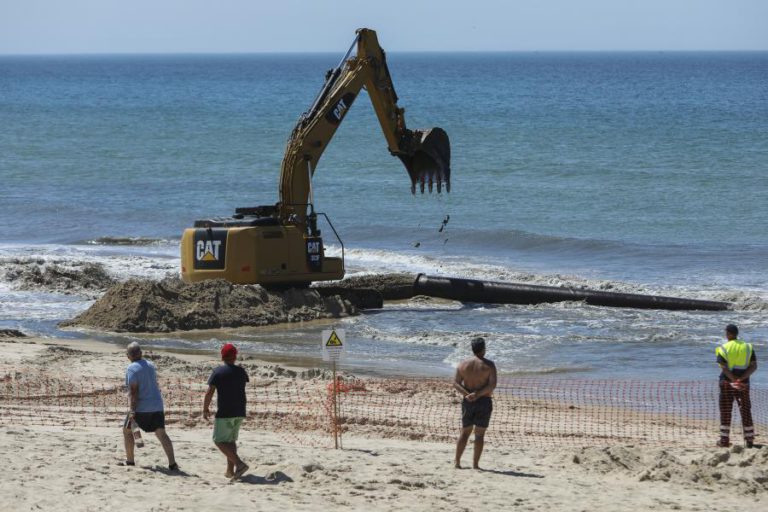REPOSIÇÃO DE AREIA NA COSTA DE CAPARICA INICIA-SE COM POUCO IMPACTO NOS UTENTES